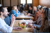 Mensen babbelen aan tafel